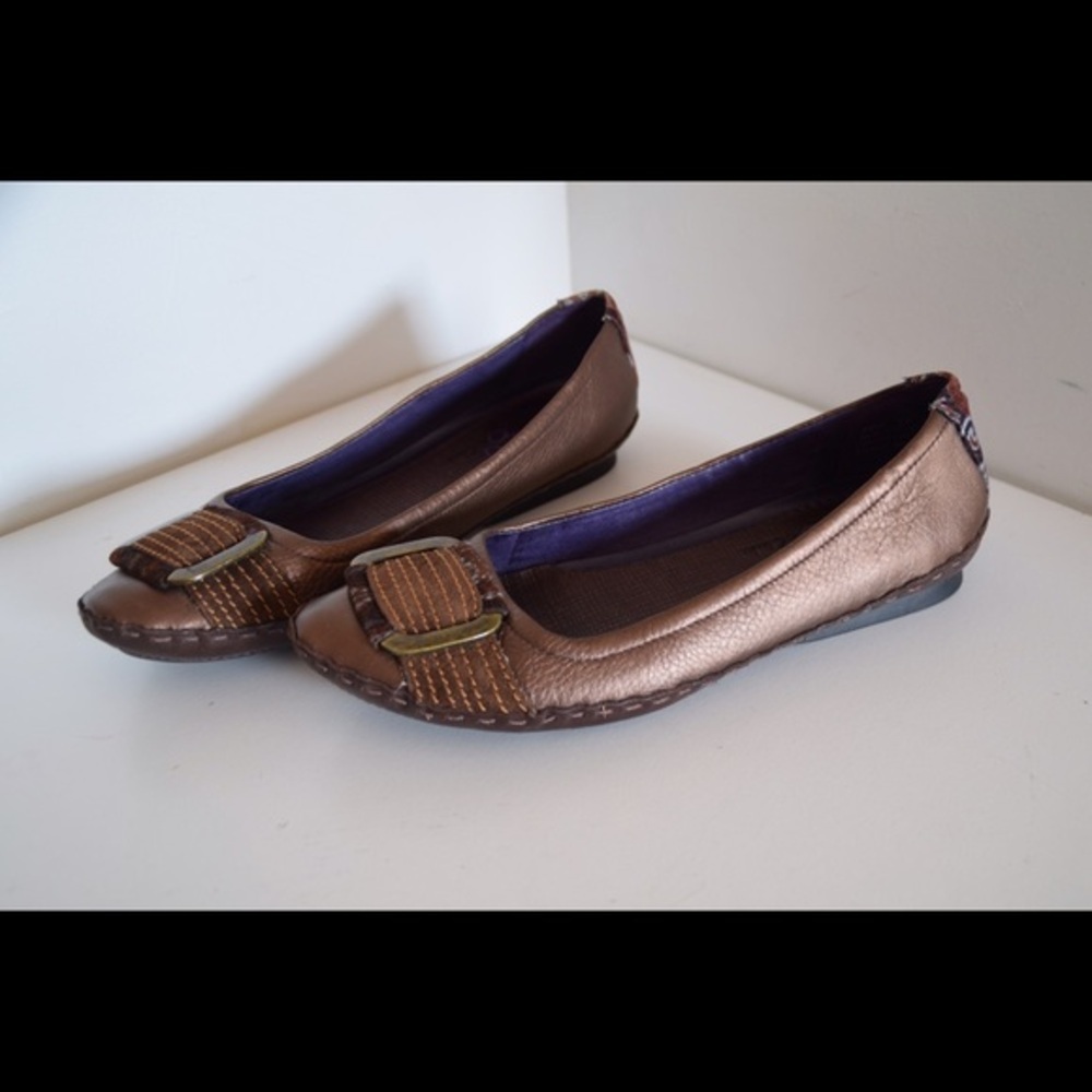 NWOT Indigo Clark's flats